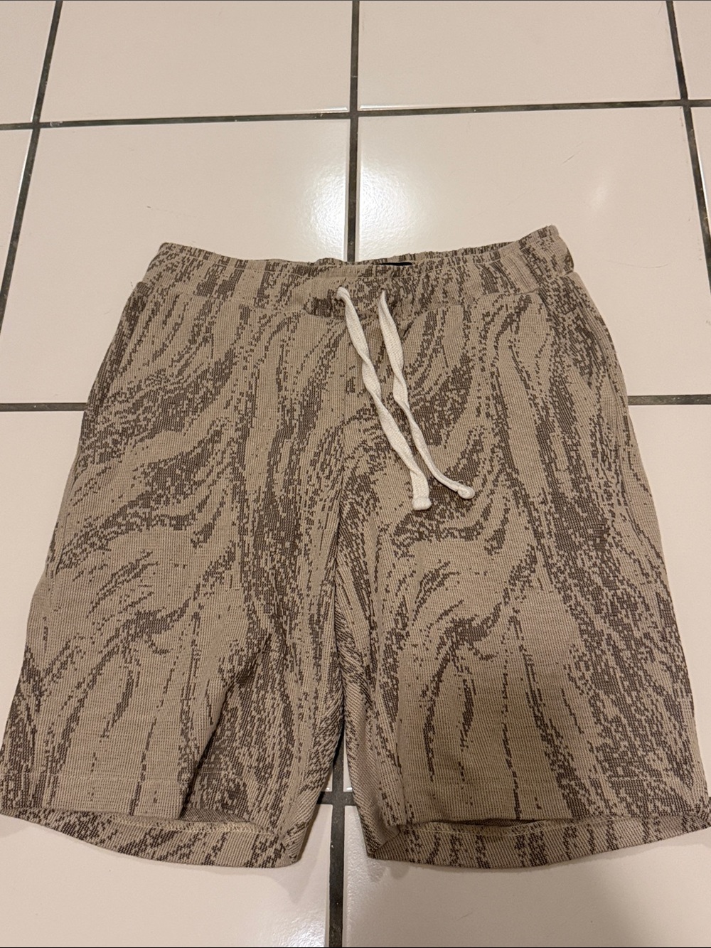 Men's Knit Drawstring Shorts in Beige Wave Print